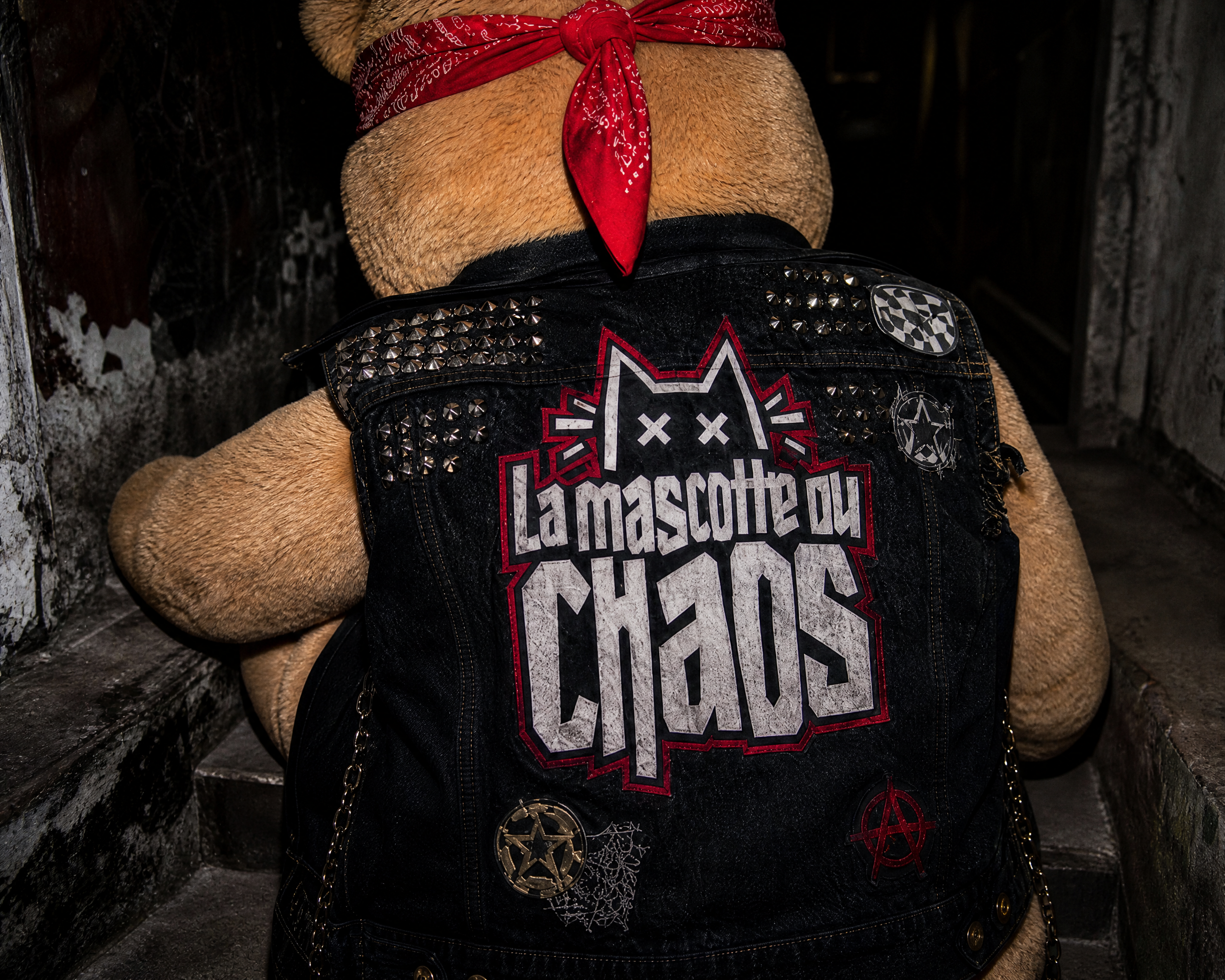 La mascotte du chaos : le logo sur un veston de cuir clouté