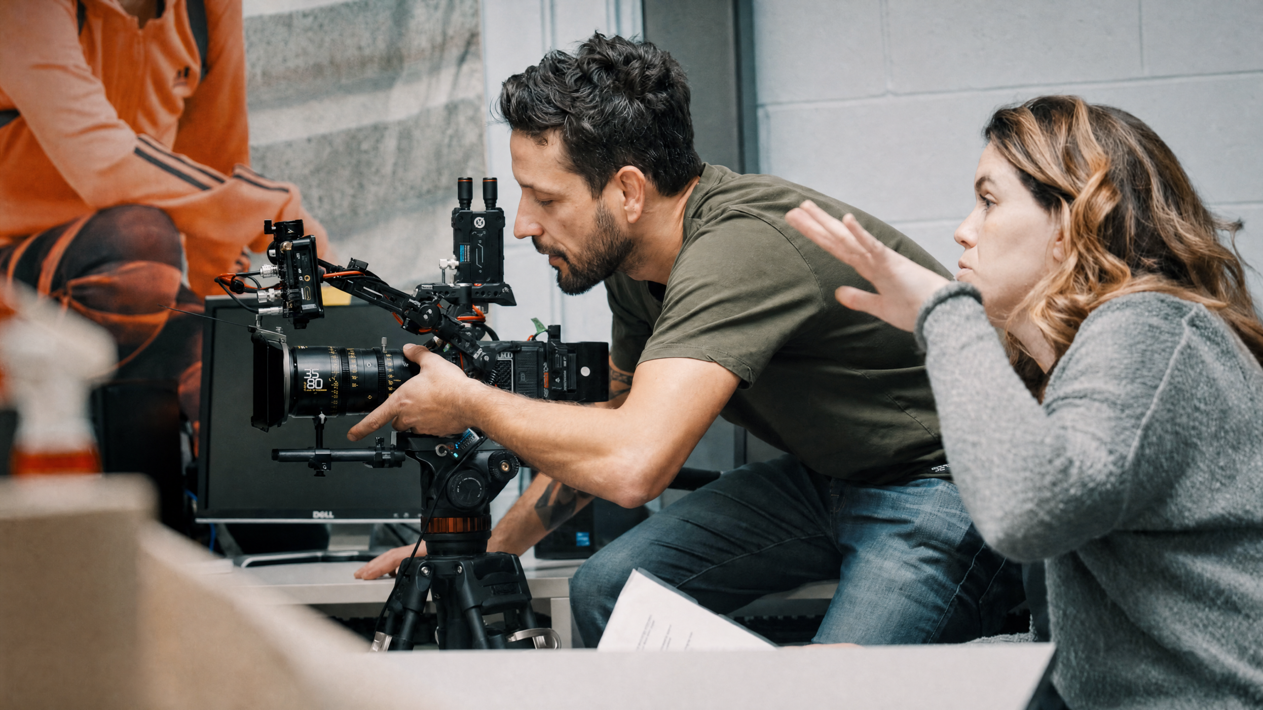 Audrée Schneider en direction de création sur un plateau de tournage