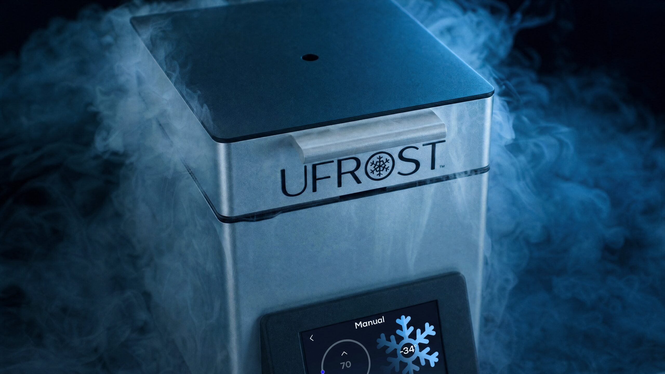 L’appareil UFrost enveloppé d’une fumée de froid bleutée.
